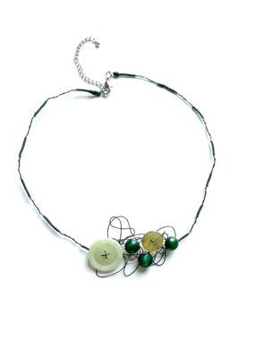 CREATION - Short necklace Wire & vintage buttons - green beige